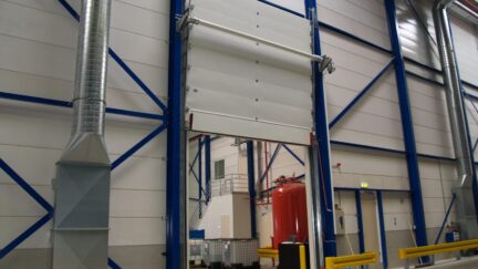 Liquid retention barrier integrated on sectional overheaddoor