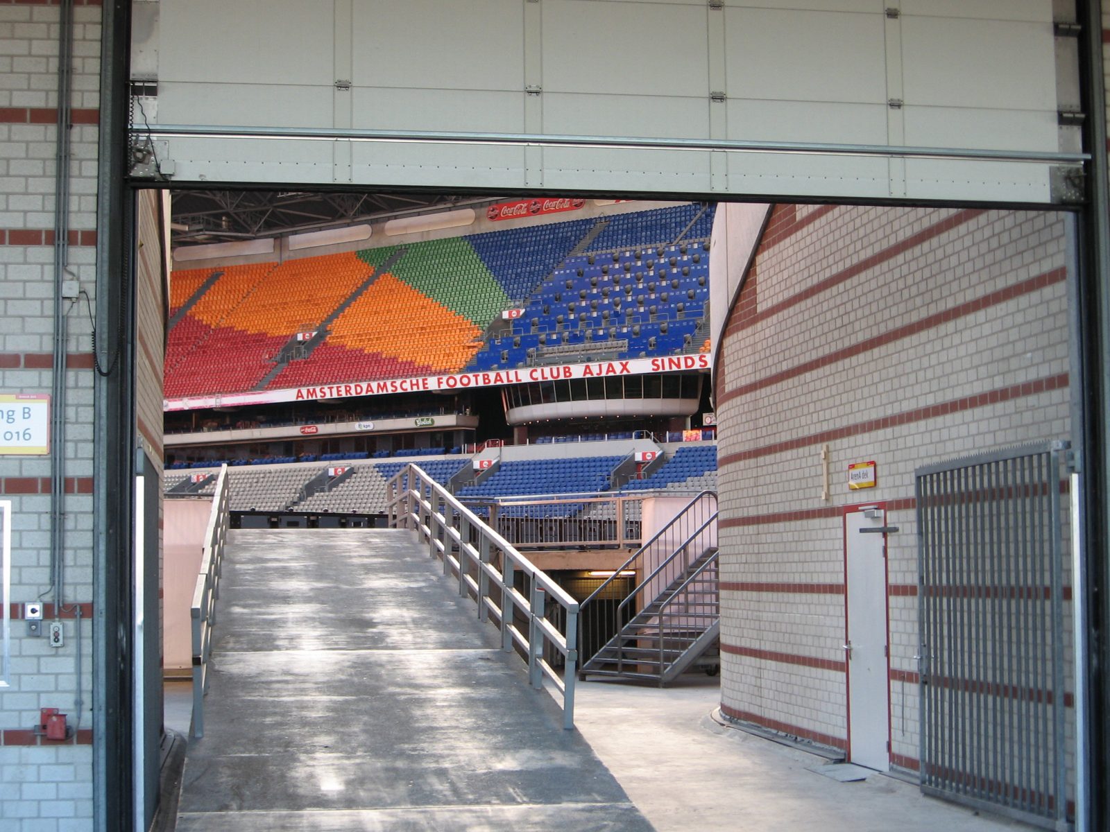 Brandveilige grote deuren ten behoeve van de veiligheid in stadions