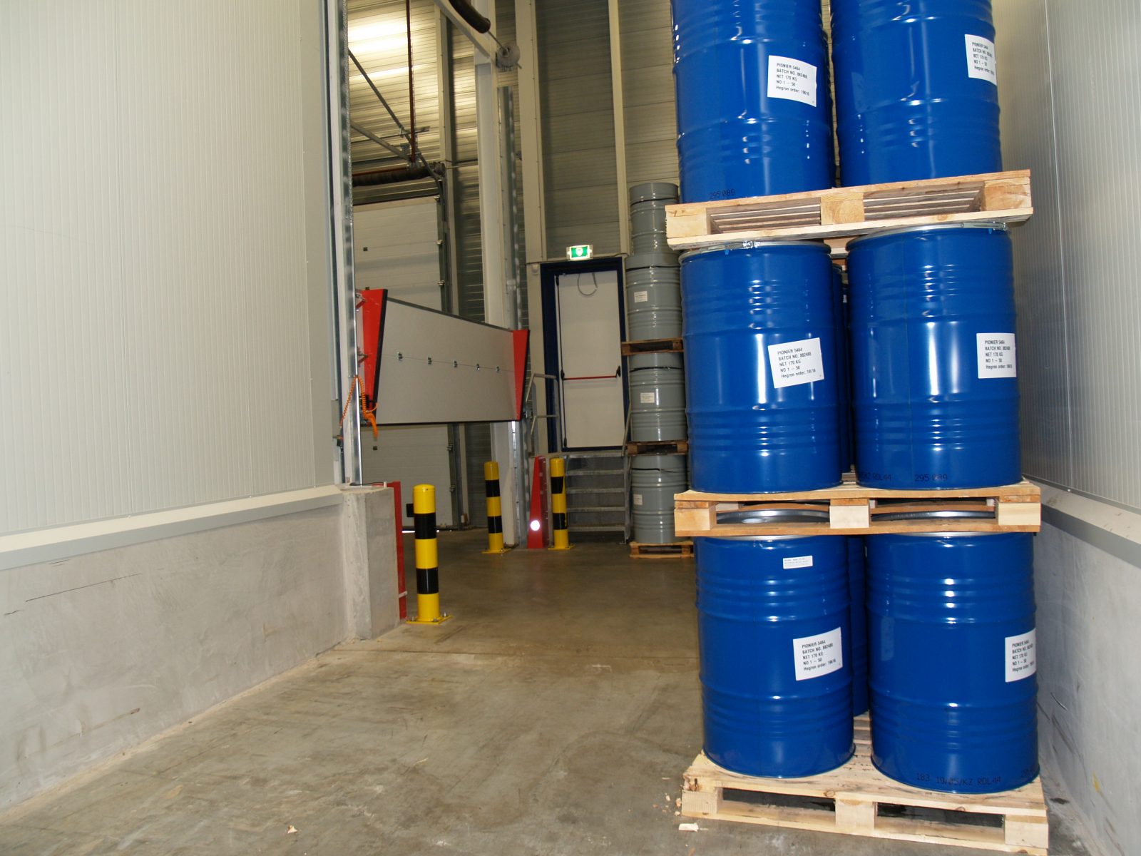 Liquid-retention barrier - Overheaddoors - Protec Industrial Doors