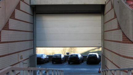 Feuerbeständige Profilschiebetüren mit Sandwichelementen im Parkhaus.