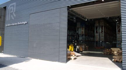 Ästhetische Toren, Fassadenelemente - In die Fassade integrierte Spezialtüren