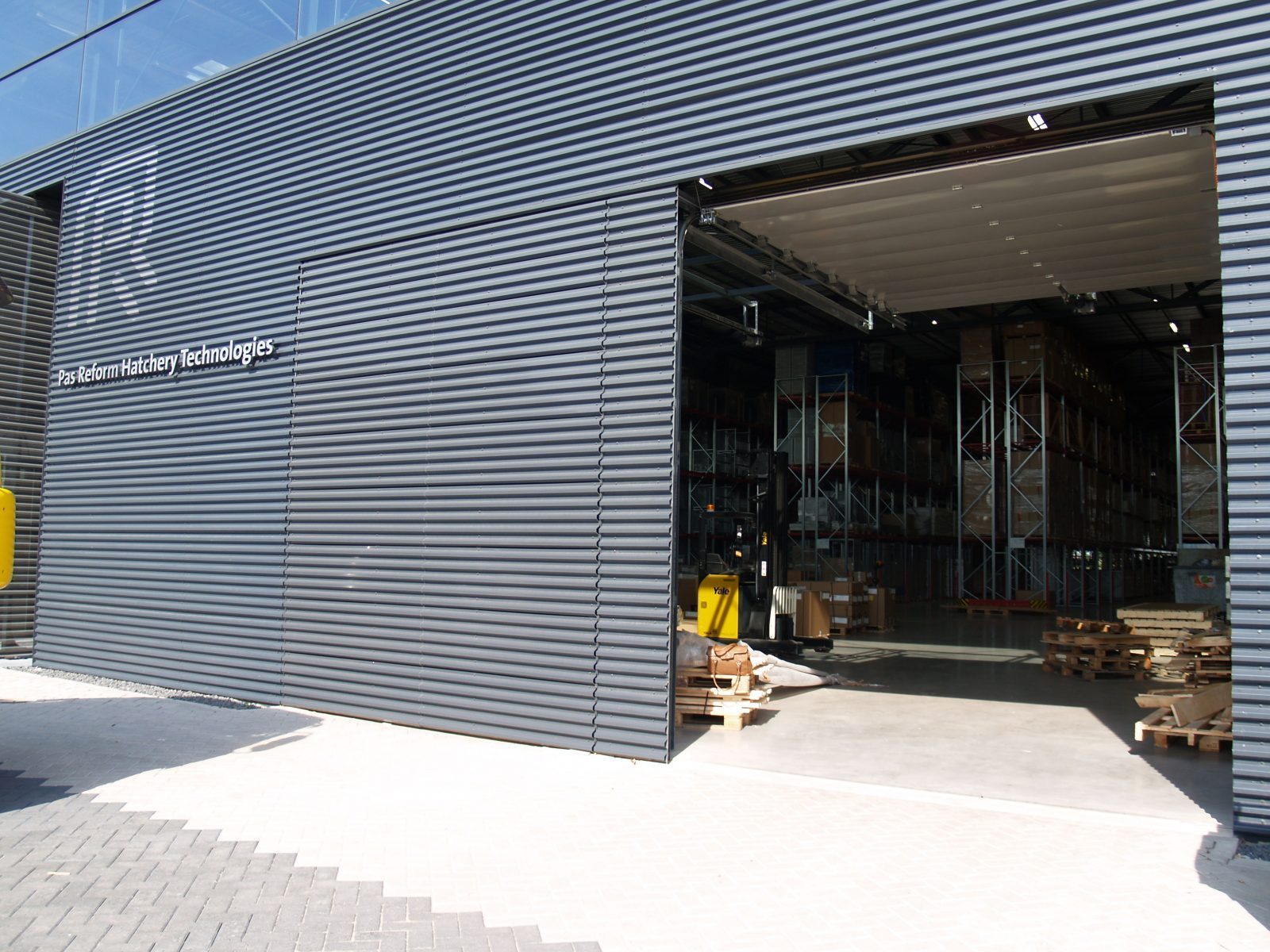 Ästhetische Toren, Fassadenelemente - In die Fassade integrierte Spezialtüren