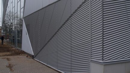 Geluidsisolerende deuren bekleed met gevelelementen; esthetische deuren