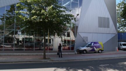Deuren in lijn met de gevelelementen - inbouwdeuren - onzichtbare deuren