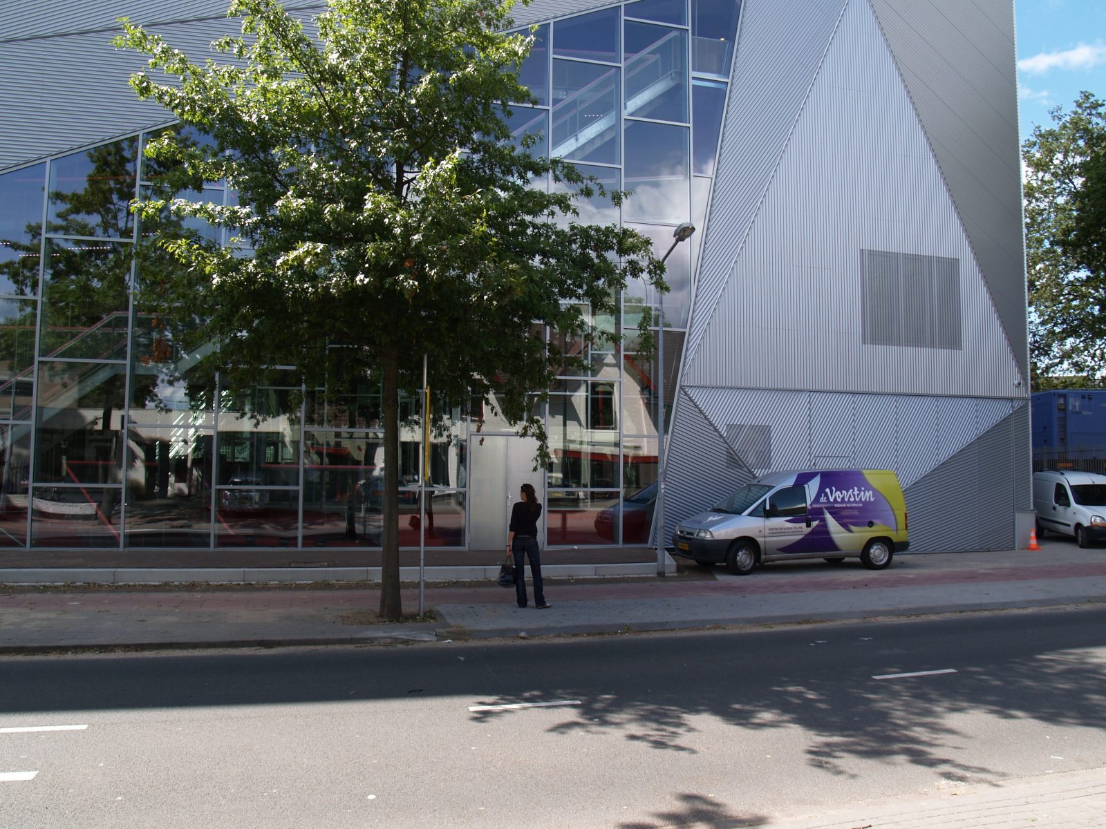 Deuren in lijn met de gevelelementen - inbouwdeuren - onzichtbare deuren