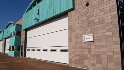 Sektionaltore für die Verteidigung - Hängetore für Hangars - Sicherheit