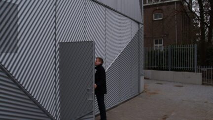 Verkapte schuifdeur identiek aan de gevel met akoestische eisen.