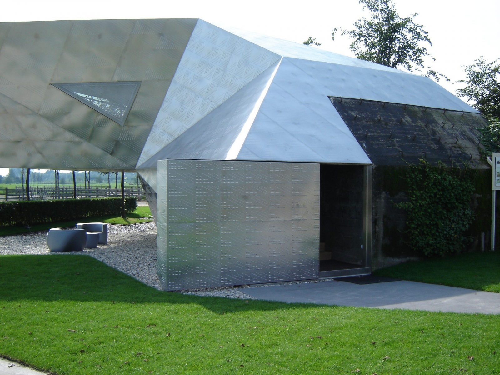 Türen und Tore in Sonderanfertigung - Poloclub Vreeland mit RVS-Verkleidung