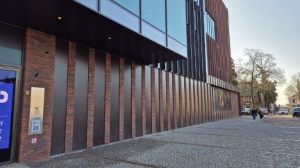 Großes Akustik-Schiebetor